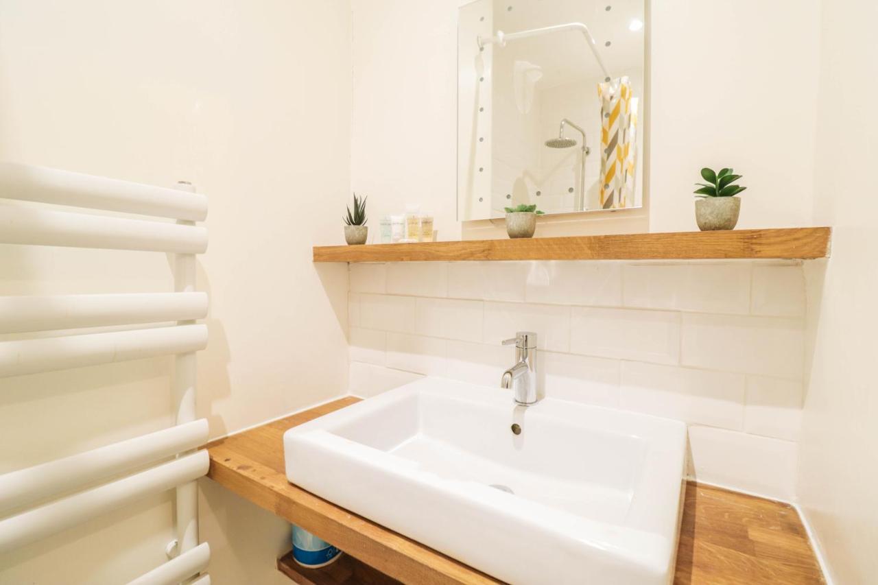 Apartment Stunning 2 Bed Flat Right By Oval Station!