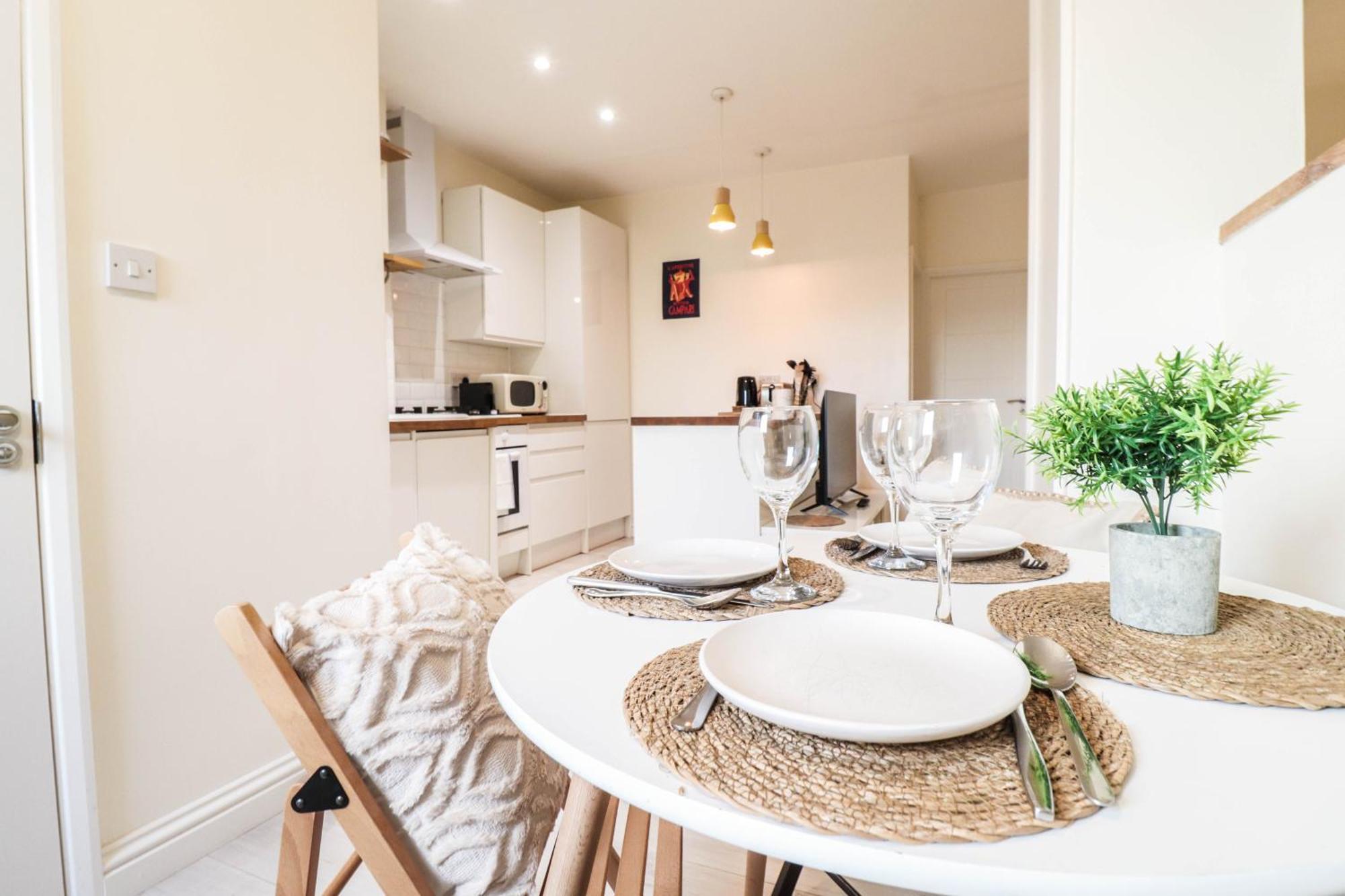Right By Oval Station 2-bed Flat ! Free Wifi! Apartment London